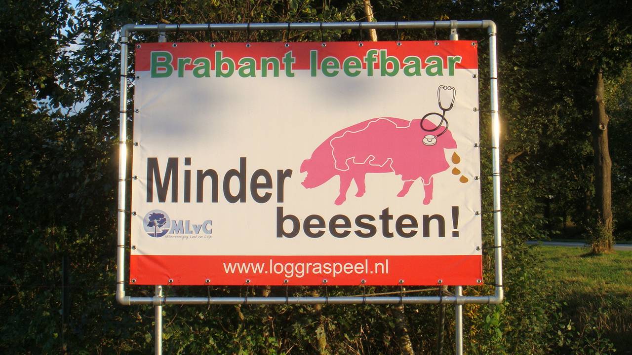 De poster is al meerdere malen weggehaald.