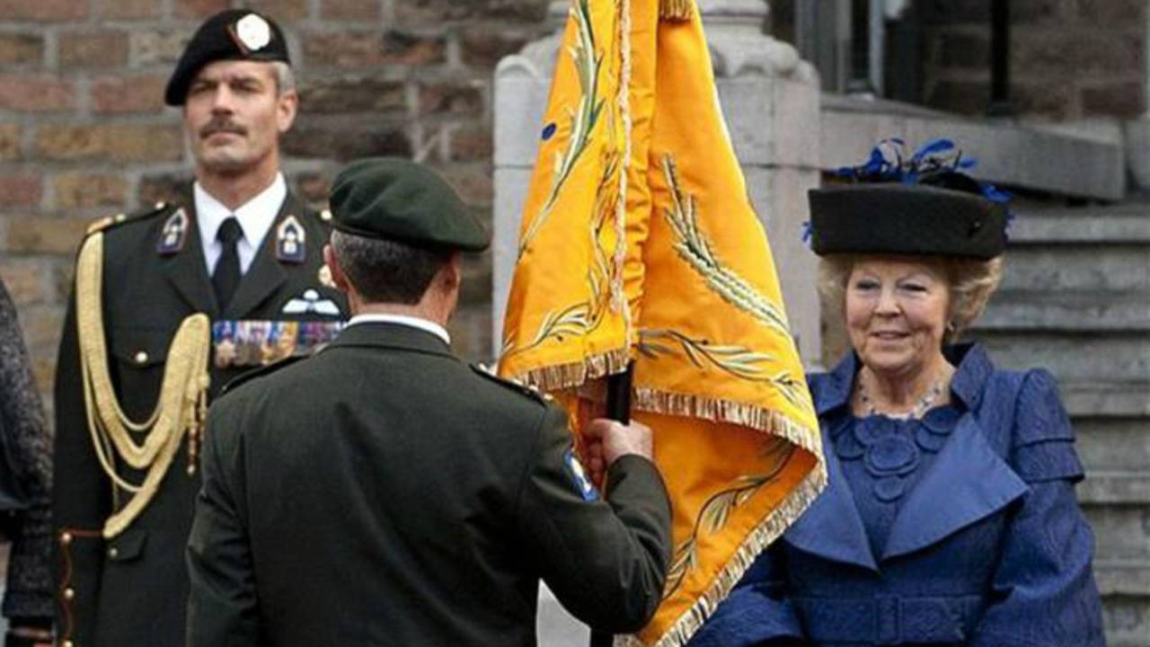 Koningin Beatrix bij het vaandel (Foto: Ministerie van Defensie)