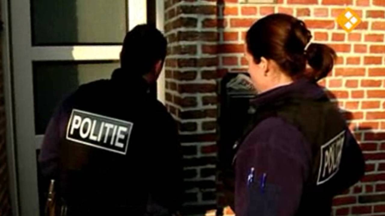 Agenten treden woning verdachte binnen (Bron: still Pownews)