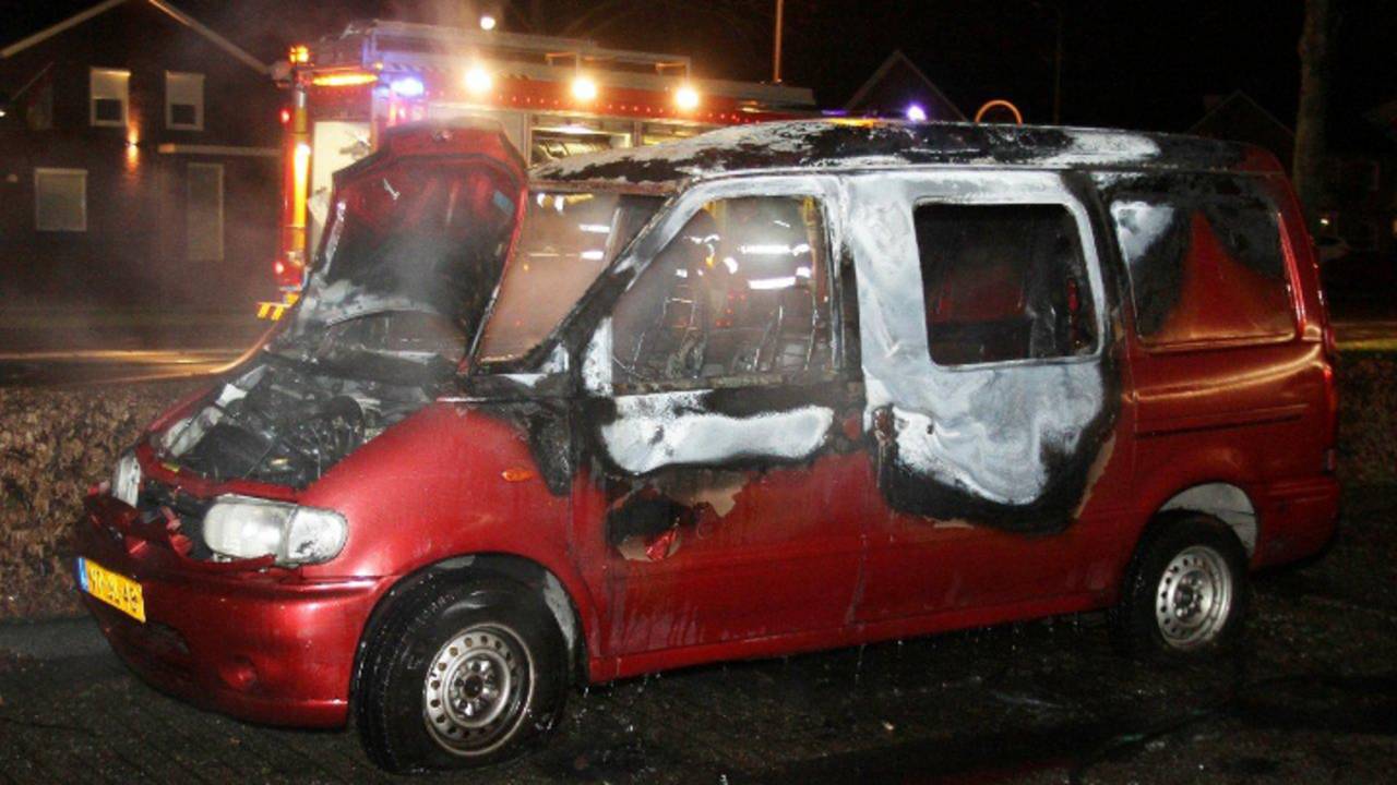 Busje uitgebrand (foto: Bart Meesters / Meesters Multi Media)