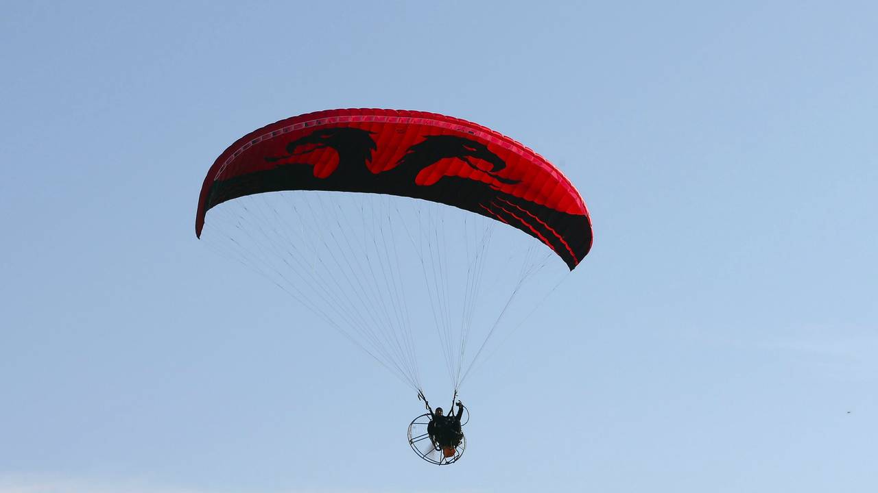 Een paraglider in de lucht, archieffoto (foto: ANP)