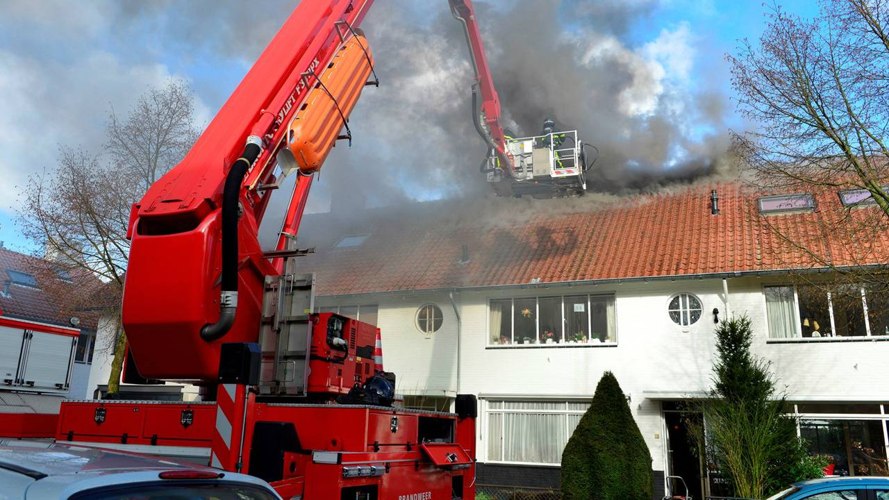 Drie huizen zijn beschadigd door de brand. (Foto: Jules Vorselaars/JV Media)
