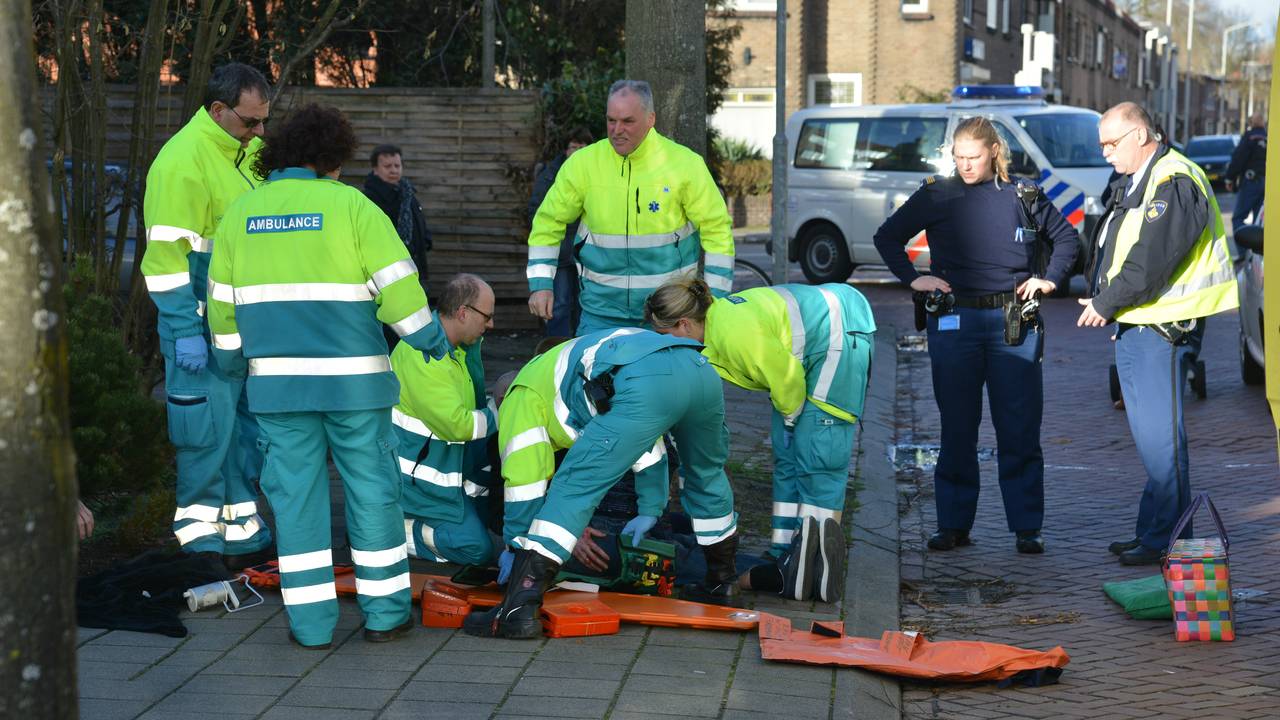 Drie ambulances en twee politiewagens zijn ter plaatse. (Foto: Perry Roovers/SQ Vision)