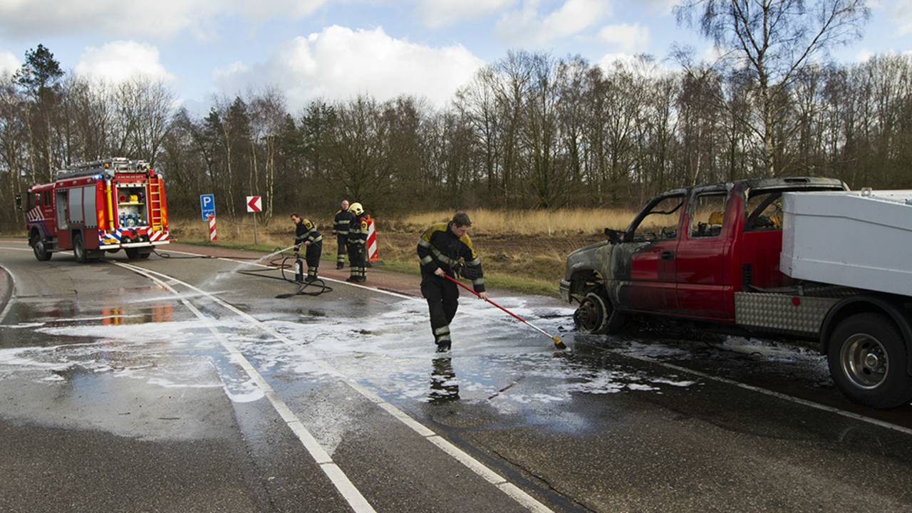 Het wegdek moest schoongemaakt worden. (Foto: Sander van Gils/SQ Vision)