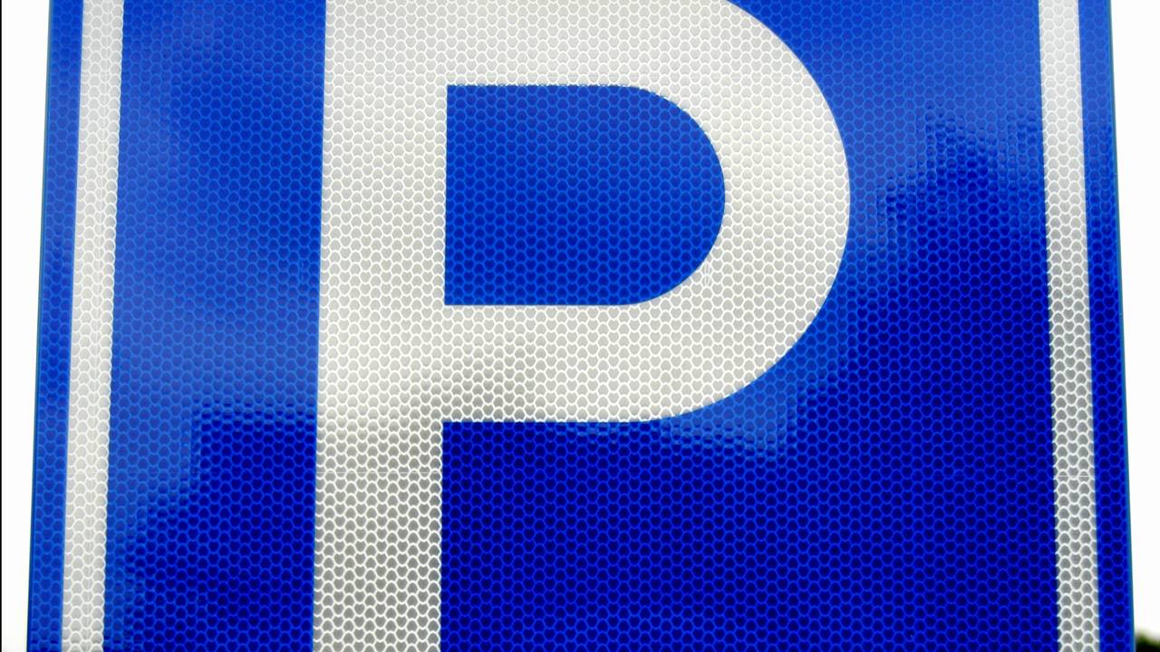 Hek bij parkeerplaats Riel gaat mogelijk weg (foto: ANP).