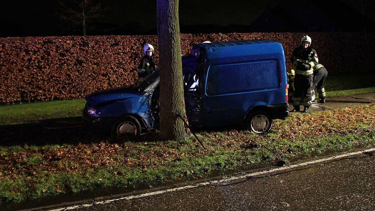 Auto Botst Tegen Boom In Mierlo, Bestuurder Zwaargewond - Omroep Brabant