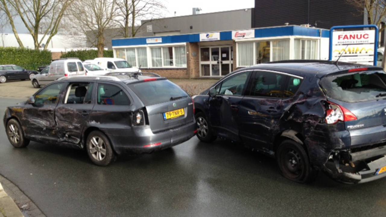 Twee van de auto's die door de vrachtwagen geraakt werden. (Foto: Jeroen Stuve)