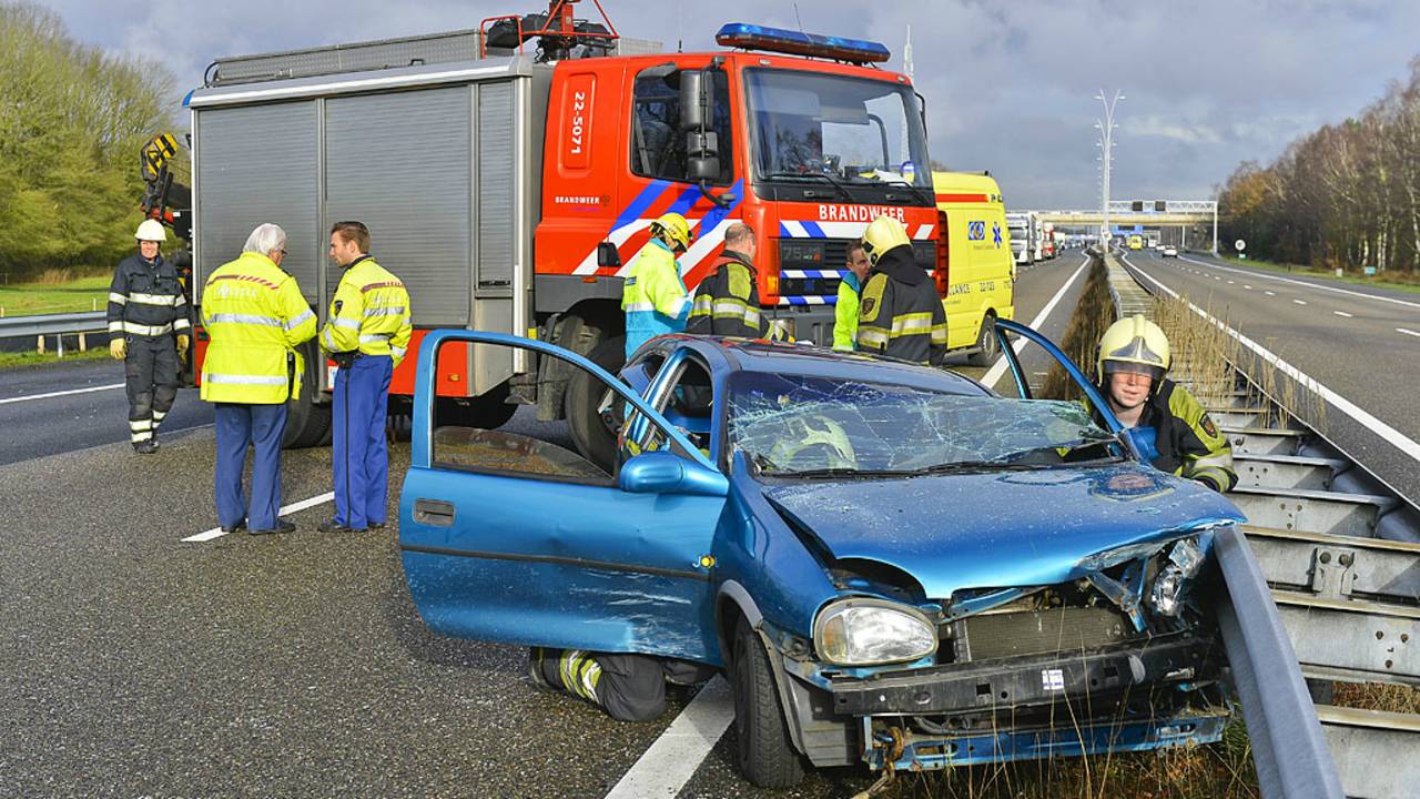 De brandweer knipte de auto open. (Foto: Rico Vogels/SQ Vision)