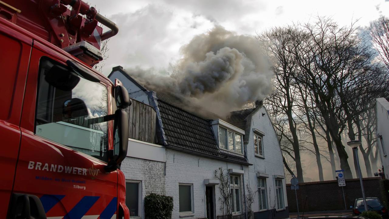 Volgens de brandweer heeft de brand veel schade aangericht (Foto: Jack Brekelmans/JV-Media).