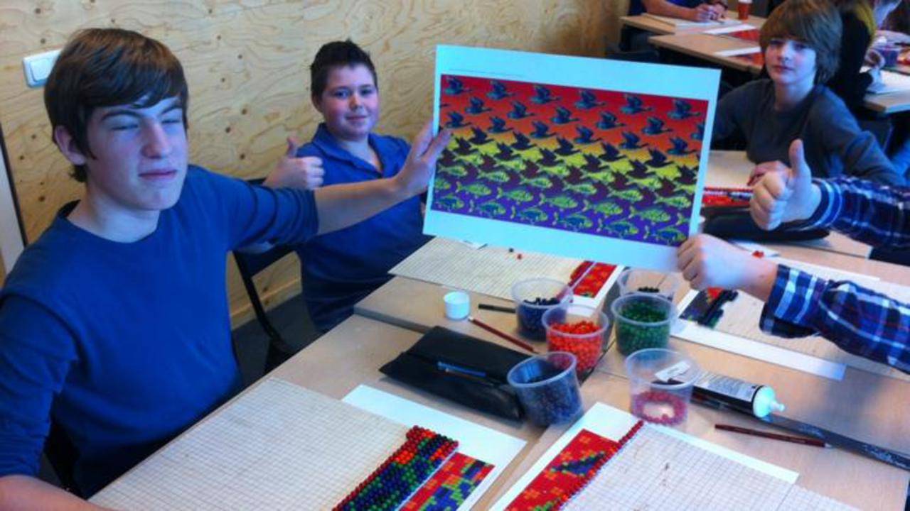 Leerlingen van het Sint Lucas met het kunstwerk van Escher