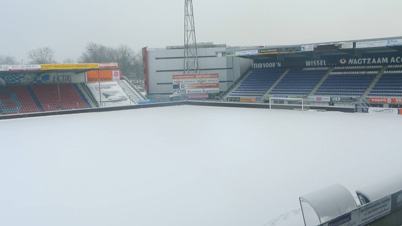 Veld FC Den Bosch onder dikke laag sneeuw (foto: Henk van Esch Fotografie)