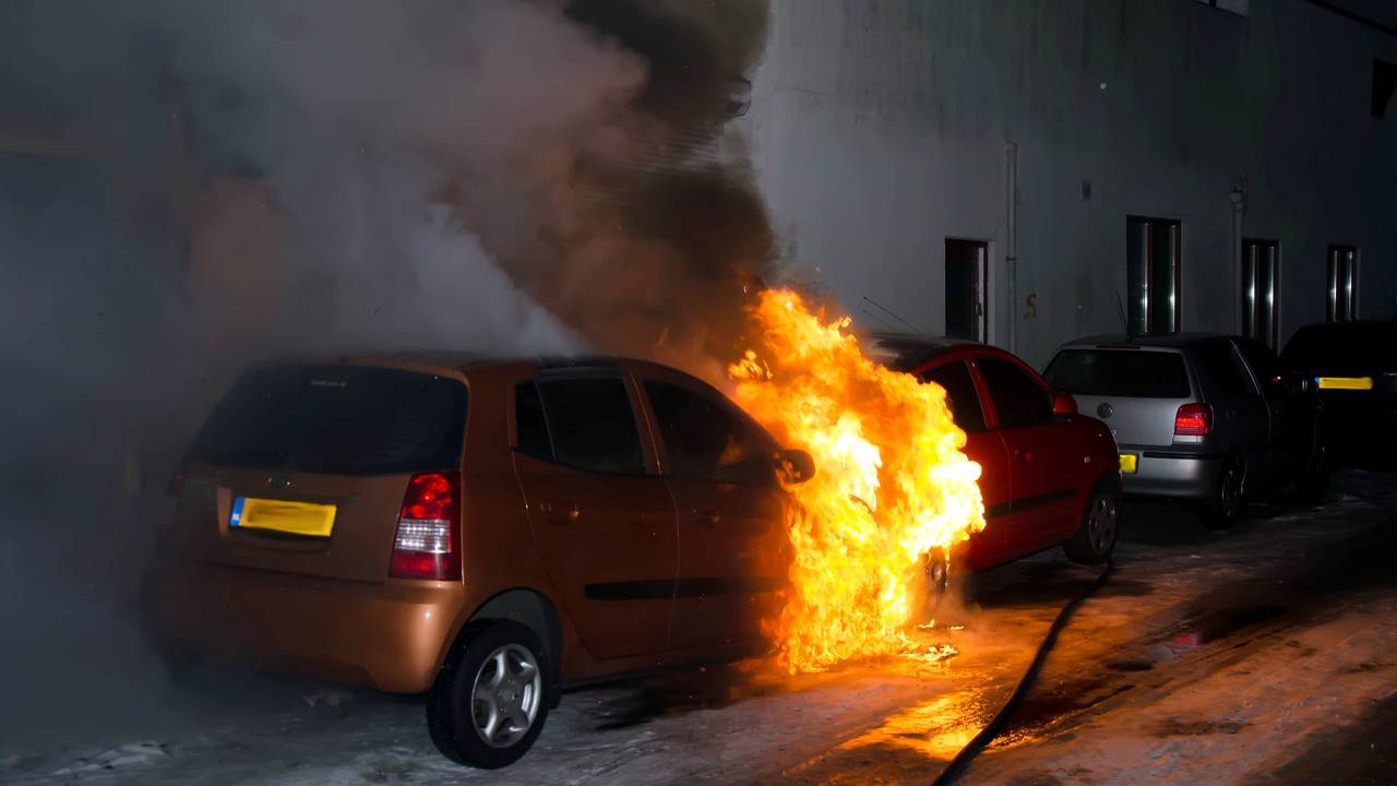 Twee auto's uitgebrand in Tilburg (foto: Jack Brekelmans/JV Media)