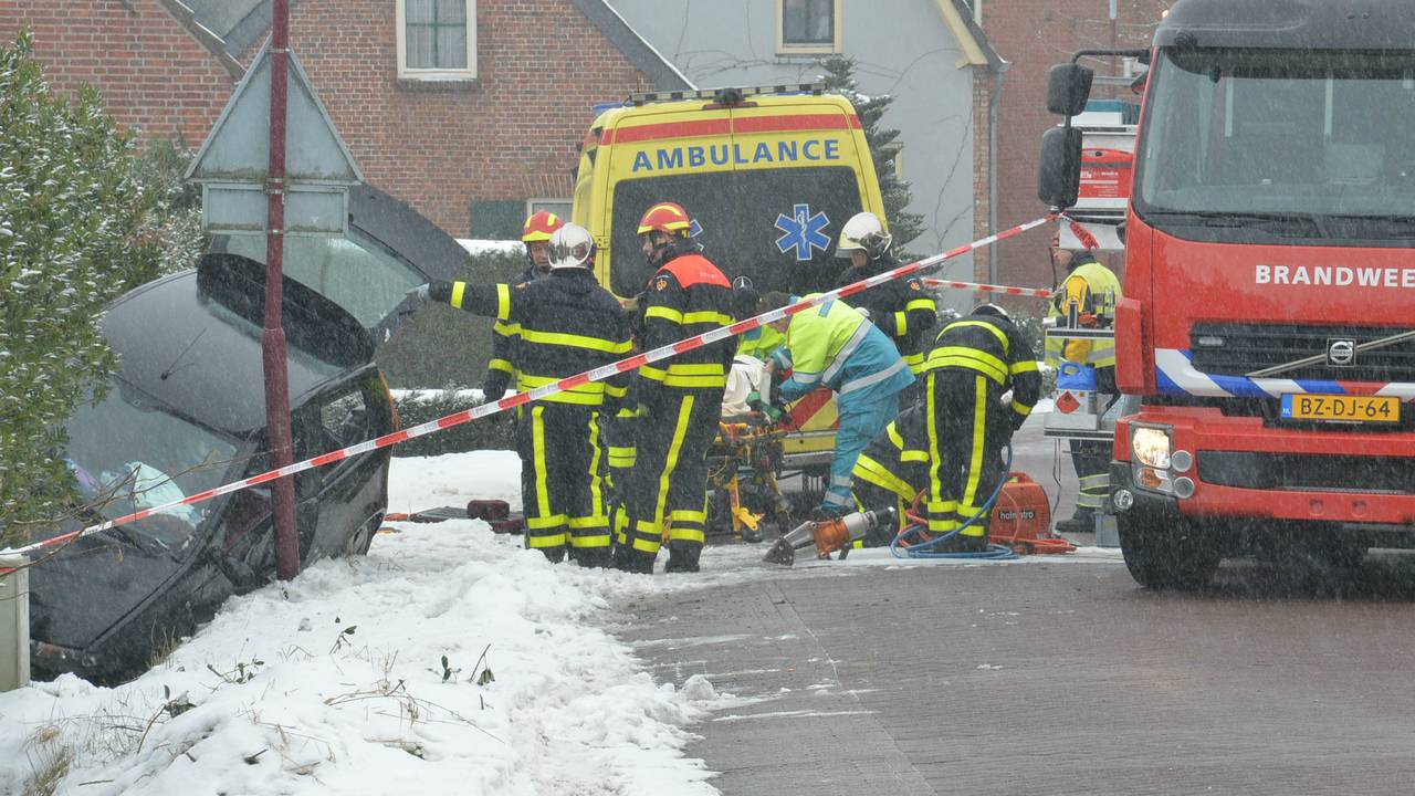 De bestuurder is naar het ziekenhuis gebracht. (foto: Perry Roovers/SQ Vision)