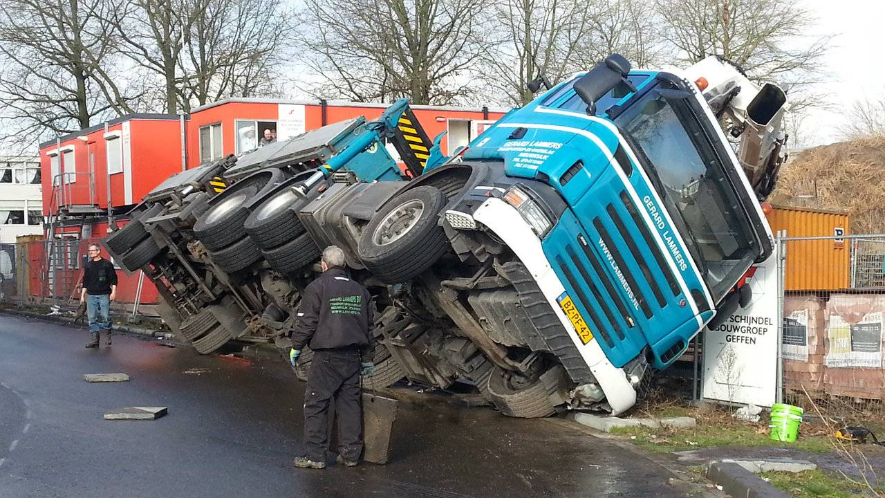 De gekantelde vrachtwagen (Foto: Jules Vorselaars/ JV Media)