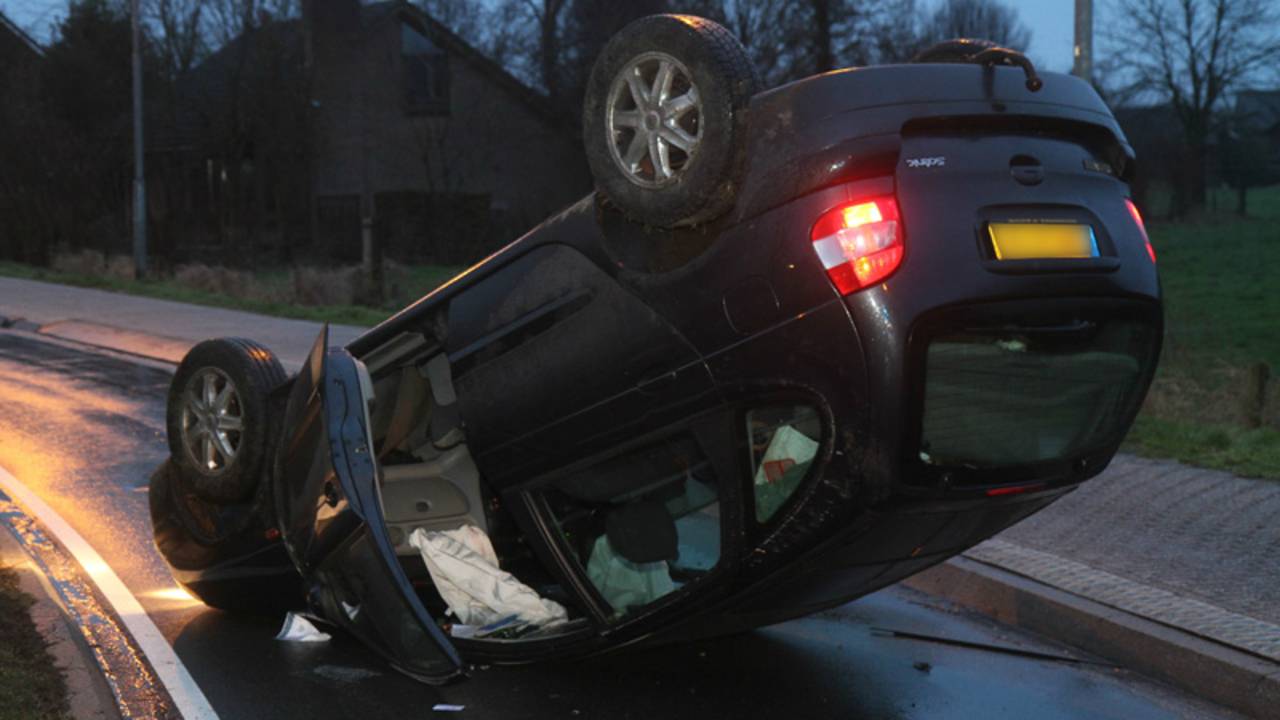 De auto is total loss. (Foto: Marco van den Broek/SQ Vision)