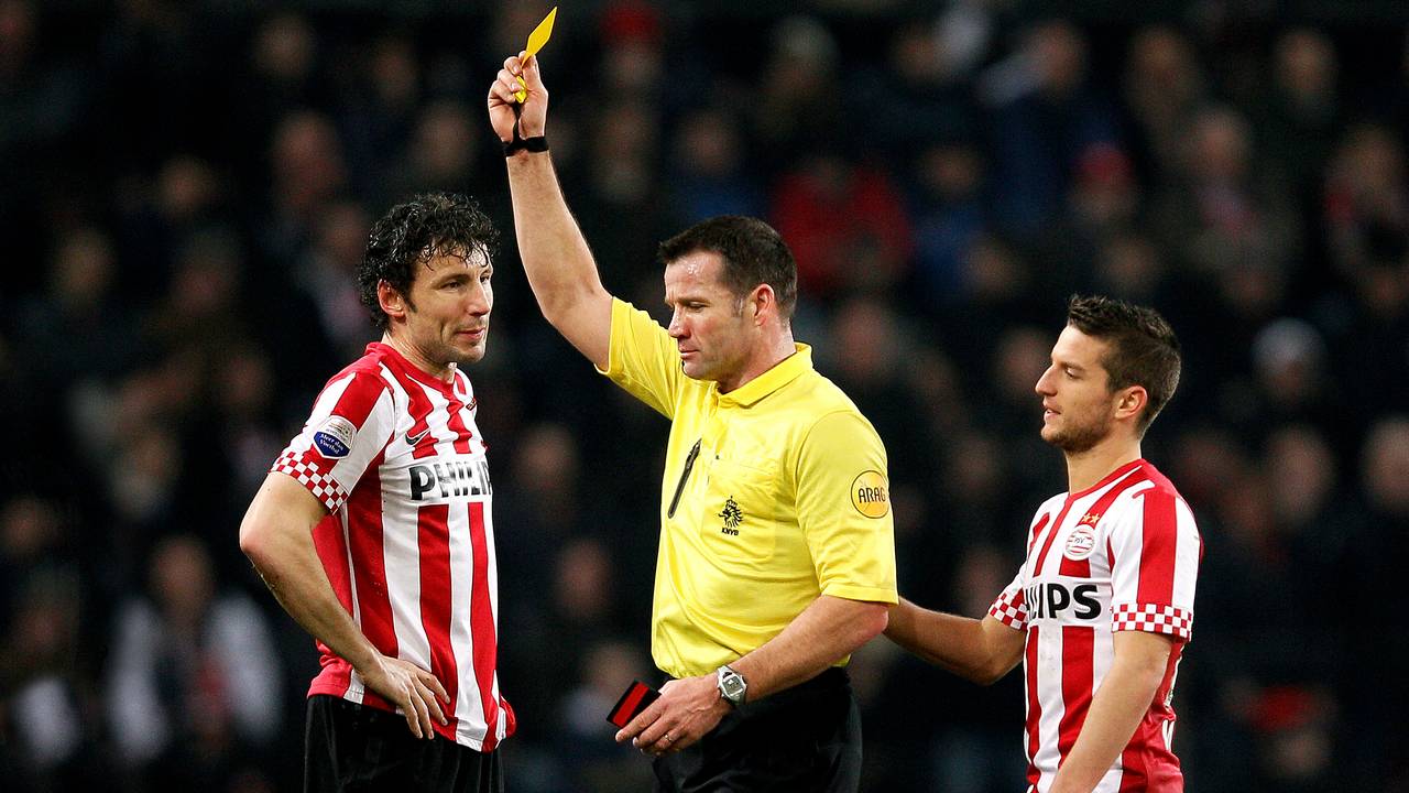 Geel voor Van Bommel tegen FC Utrecht. (Foto: PicsUnited)