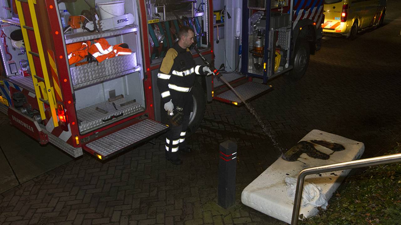 Het matras had vlam gevat. (Foto: Sander van Gils/SQ Vision)
