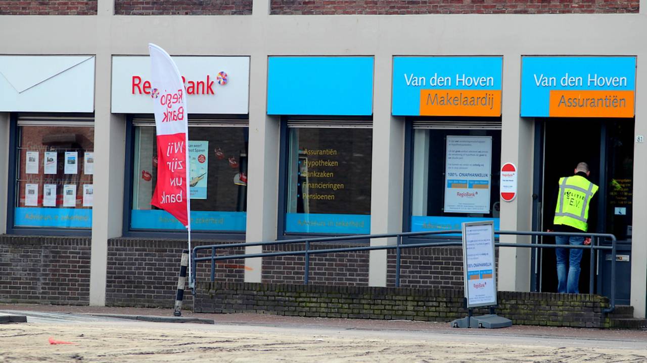 De omgeving werd uren afgezet (foto: John Kuijsters)