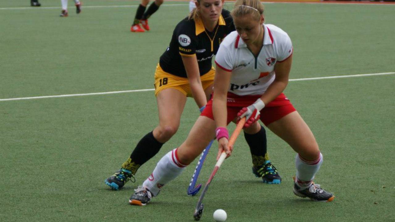 Lieke van Wijk (rechts) in actie tegen HC Den Bosch.
