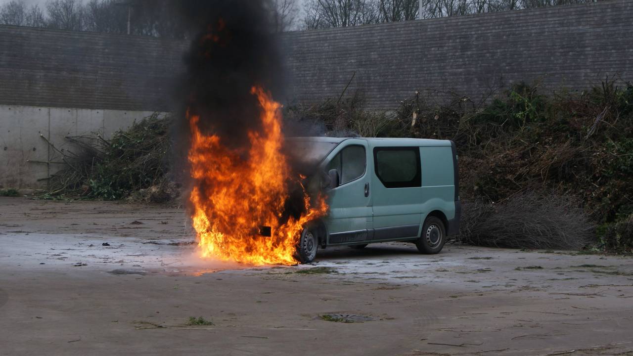 Bestelbusje vliegt in brand Drunen (foto: Martijn van Bijnen/FPMB)