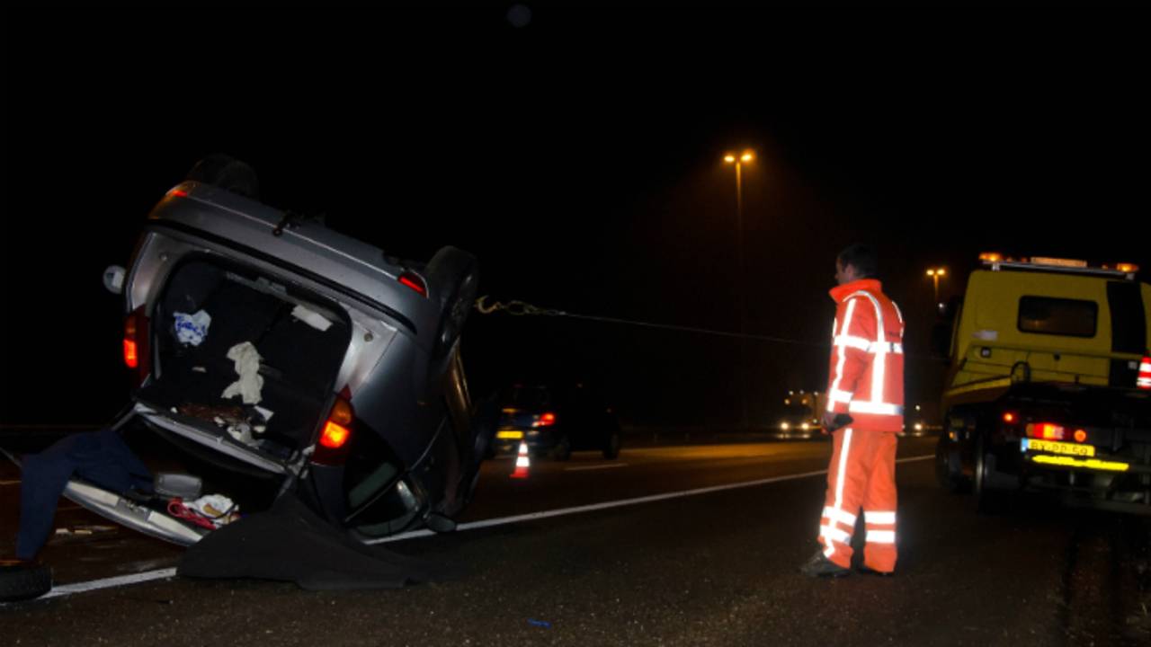 Auto over de kop op A58 bij Gilze (foto: Jack Brekelmans/JV Media)