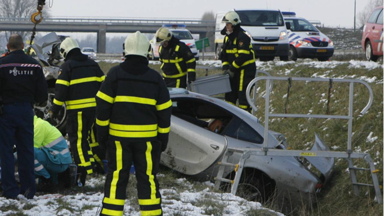 De Ferrari moest uit de greppel worden getild (Foto: Remco de Ruijter)