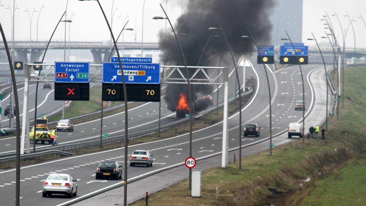 Auto brandt uit op A67 Veldhoven (foto: Fons Hendriks/Meesters Multi Media)