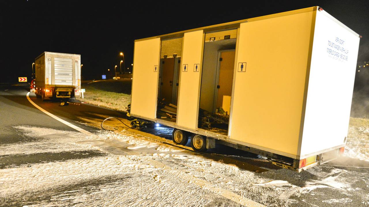 Toiletwagen vliegt in brand op A2 (foto: Rico Vogels/SQ Vision)