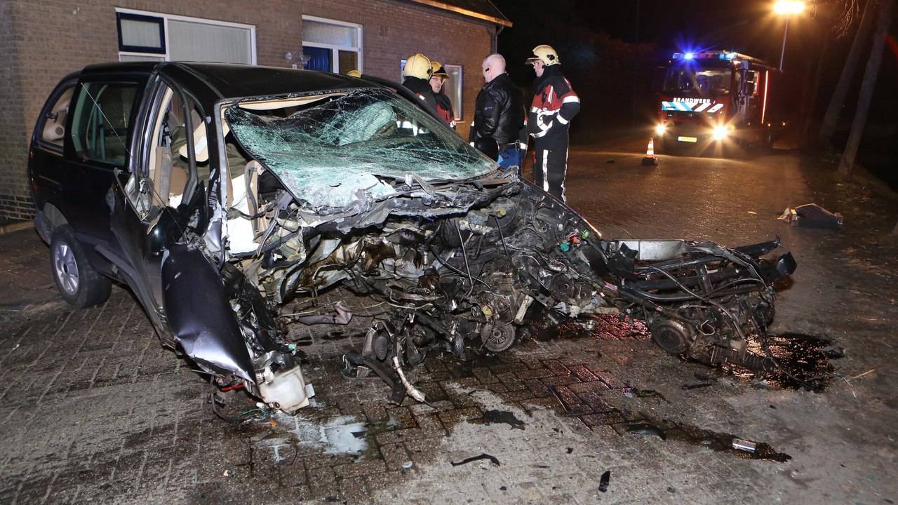 De auto zat volledig in elkaar (foto: FPMB/Erik Haverhals).