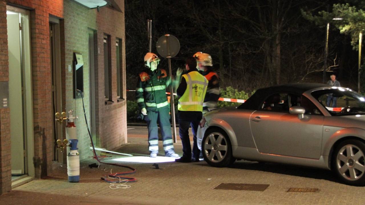 Daders werden verjaagd bij geldautomaat Helmond (foto: SQ Vision/Harrie Grijseels).