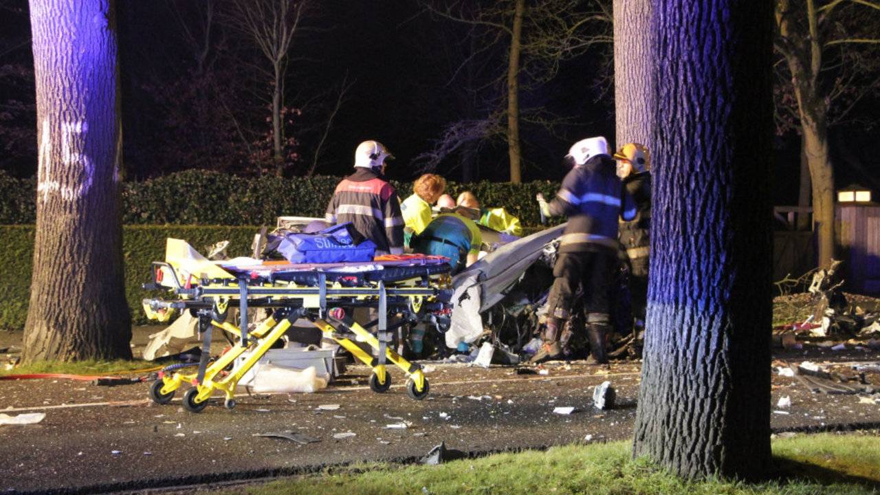 De auto raakte zwaar beschadigd (Foto: Harrie Grijseels/SQ Vision).