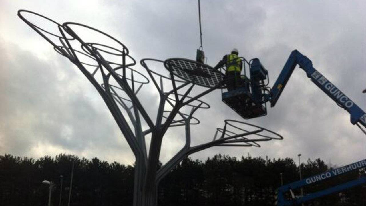 'Zonnebomen' langs de N329 in Oss