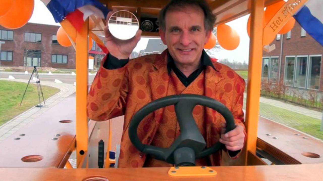 Een dolenthousiaste Johan Vlemmix op z'n bierfiets