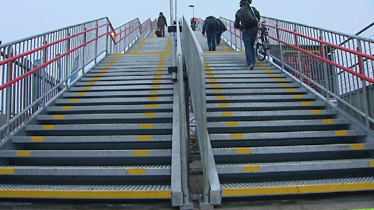 Voetgangersbrug station Breda.