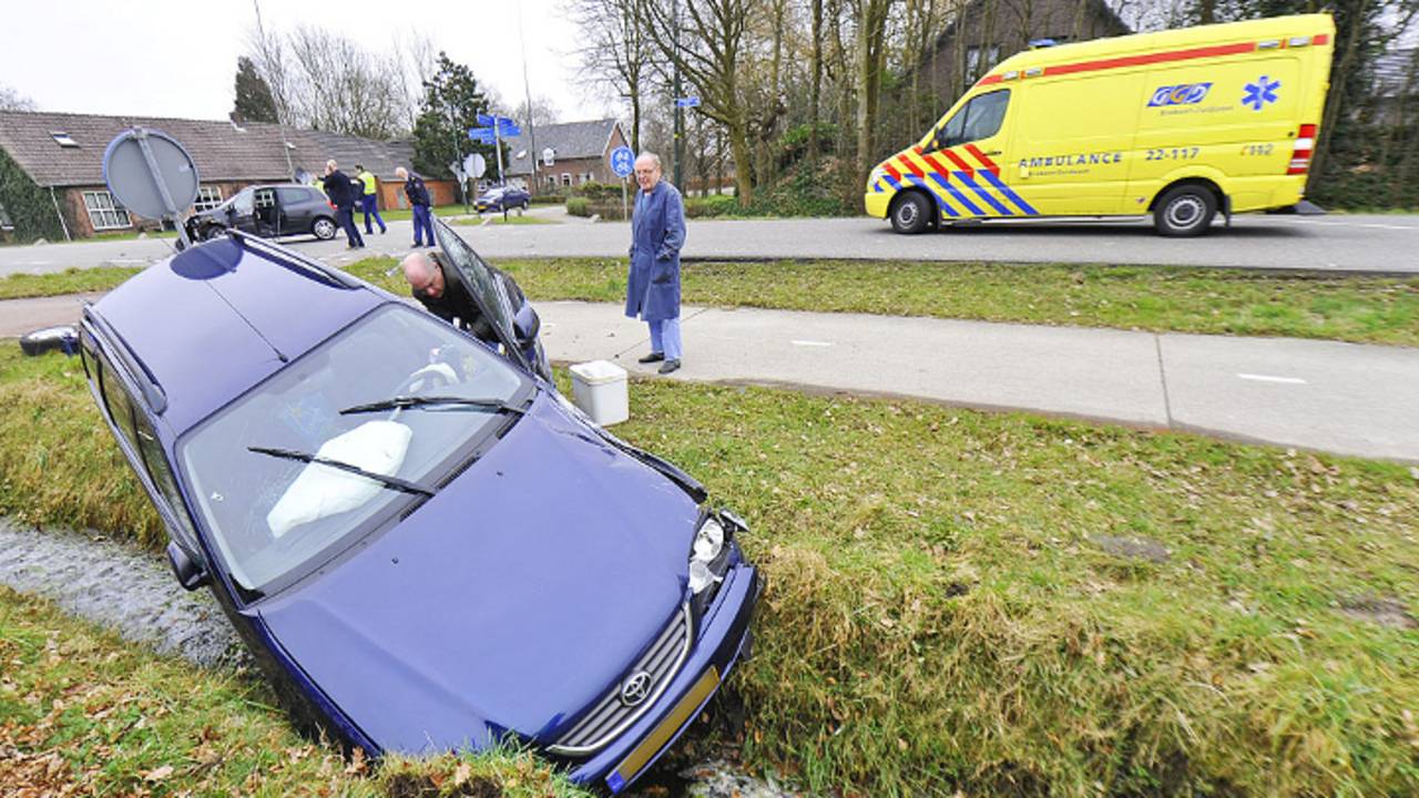 Vrouw gewond bij botsing Hoogeloon. (foto: Rico Vogels/SQ Vision)