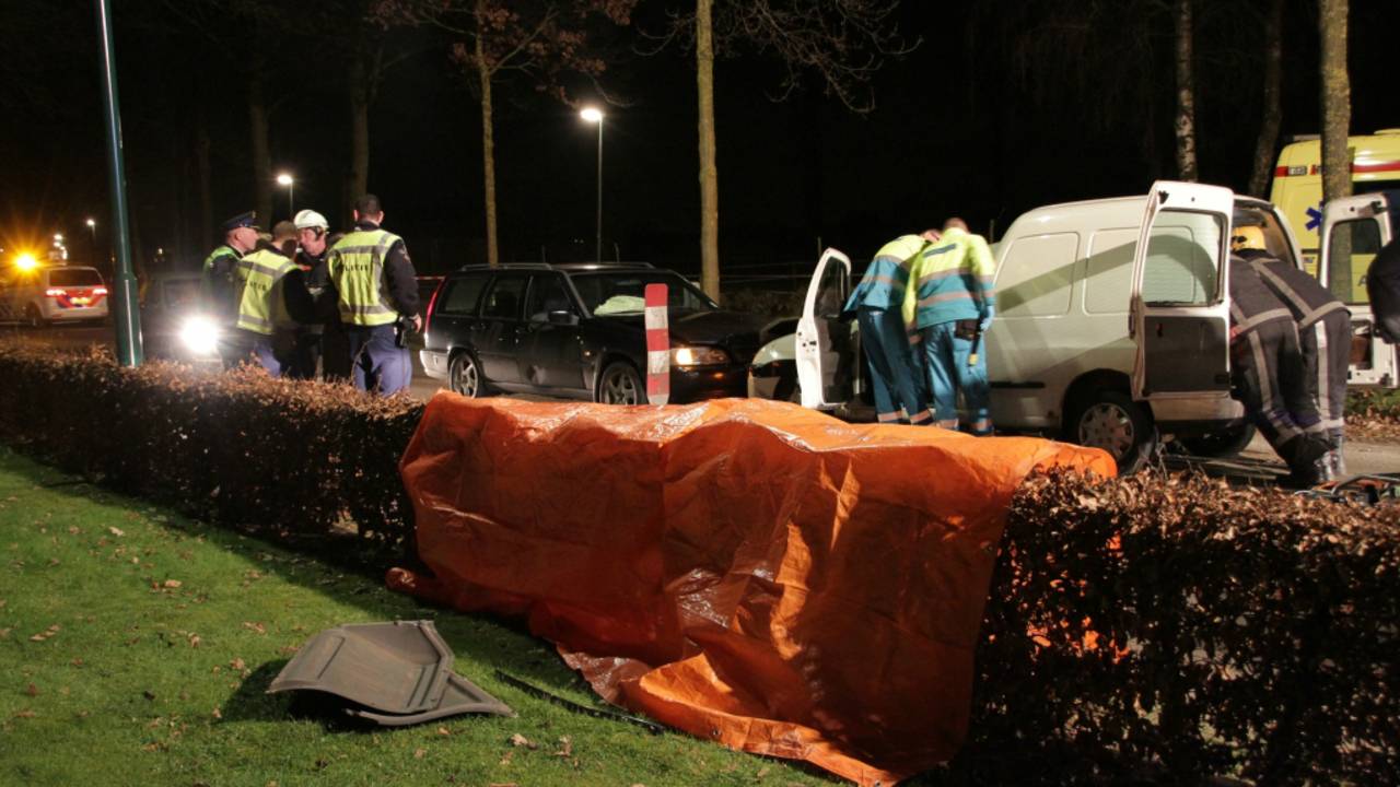 Pizzabezorger bekneld na ongeluk. (foto: Harrie Gijseels/SQ Vision)