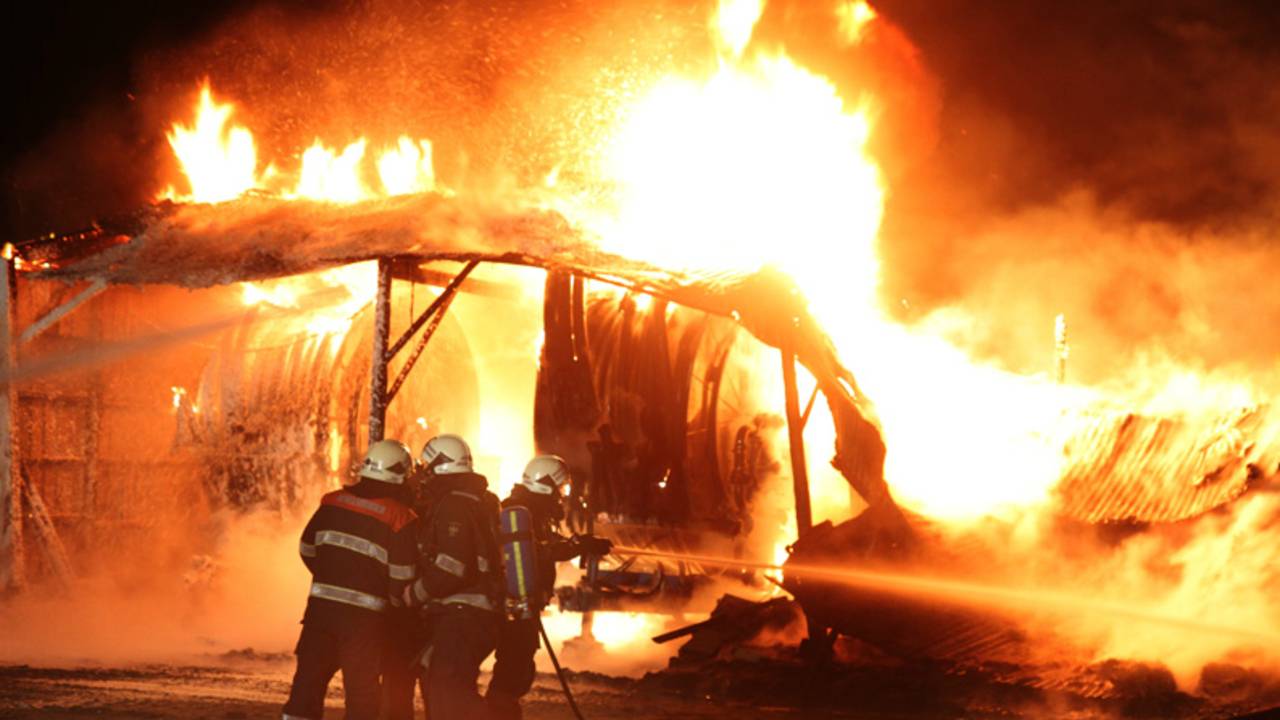 Brand verwoest boerenschuur Zeeland (foto: Marco van den Broek/SQ Vision)