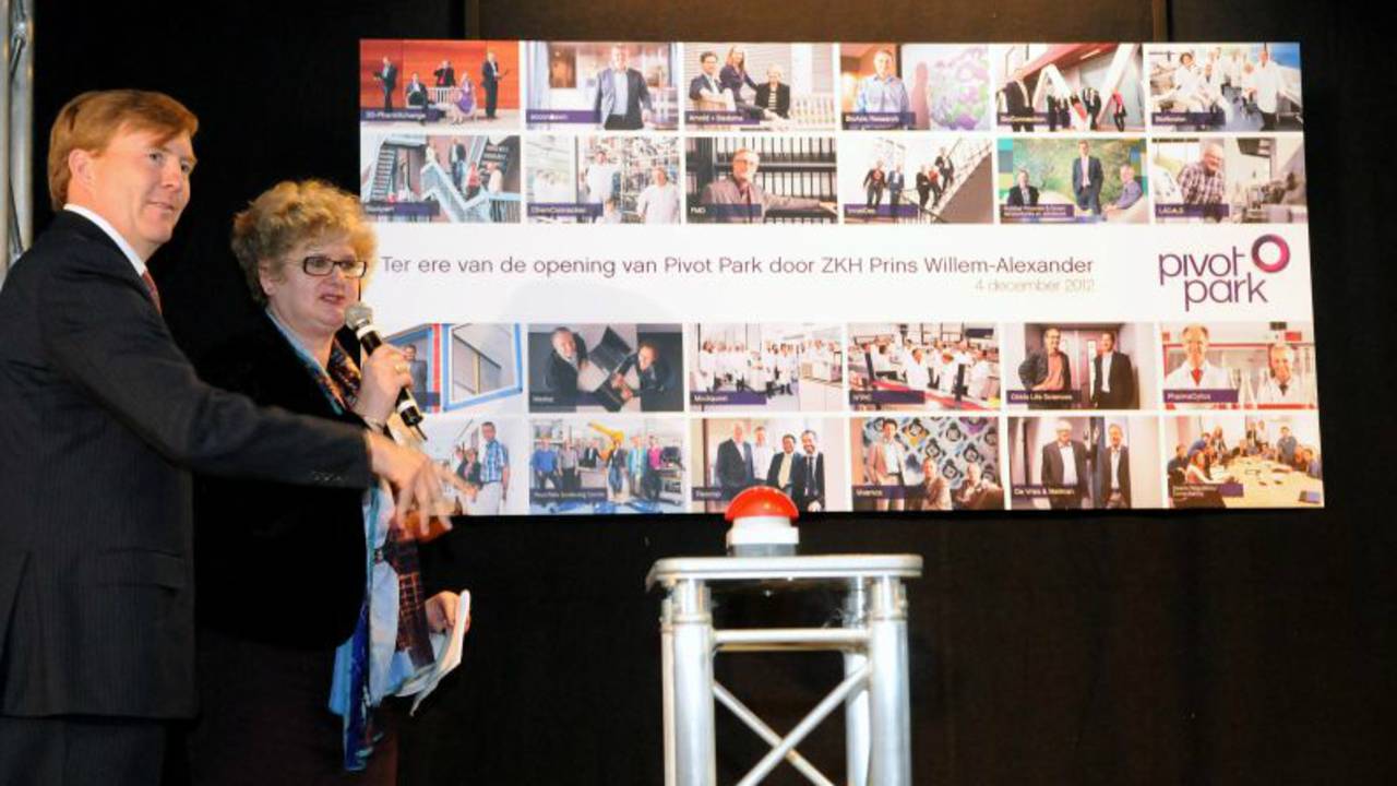 Kroonprins Willem-Alexander opent het Pivot Park in Oss. Naast hem directeur Ali Tigchelhoff.