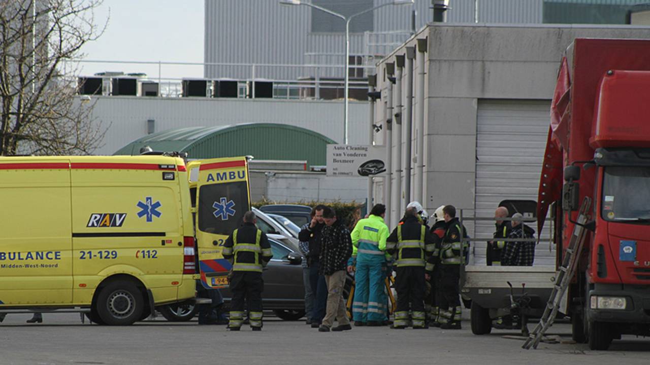 Ook twee ambulancemedewerkers werden onwel (Foto: Marco van den Broek/SQ Vision)