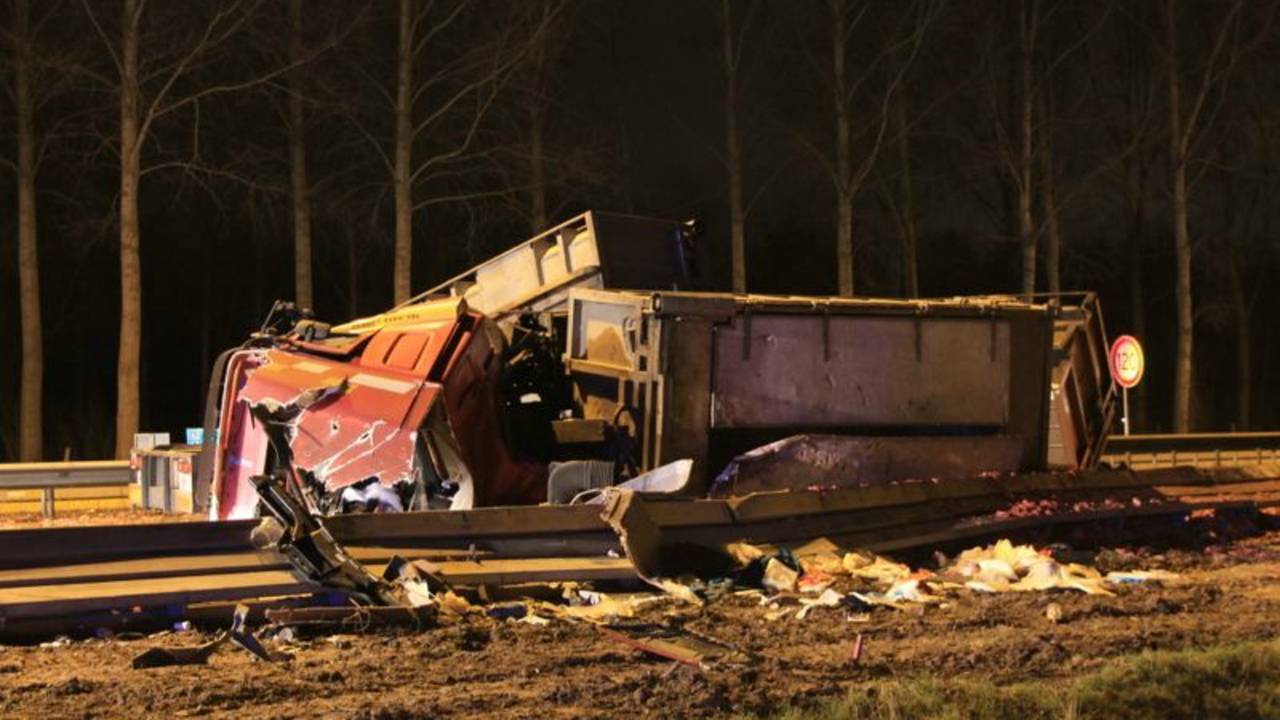 De truck van de 48-jarige Poolse chauffeur kantelde. (foto: Sander van Gils/SQ Vision)