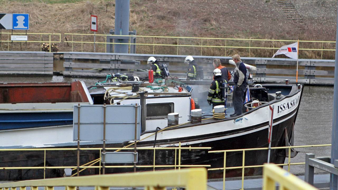 Vier brandwagens rukten uit voor de scheepsbrand. (Foto: Bernt van Dongen/FPMB)