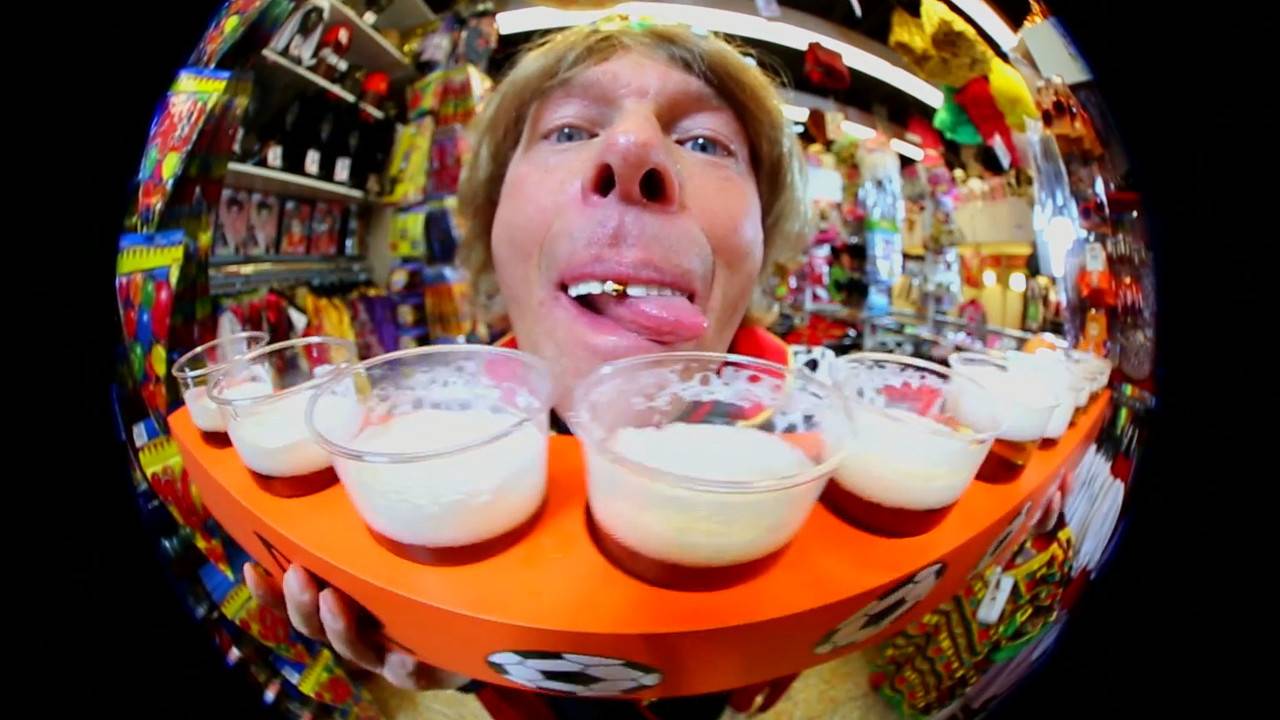 Beeld uit de clip van Koning Pils