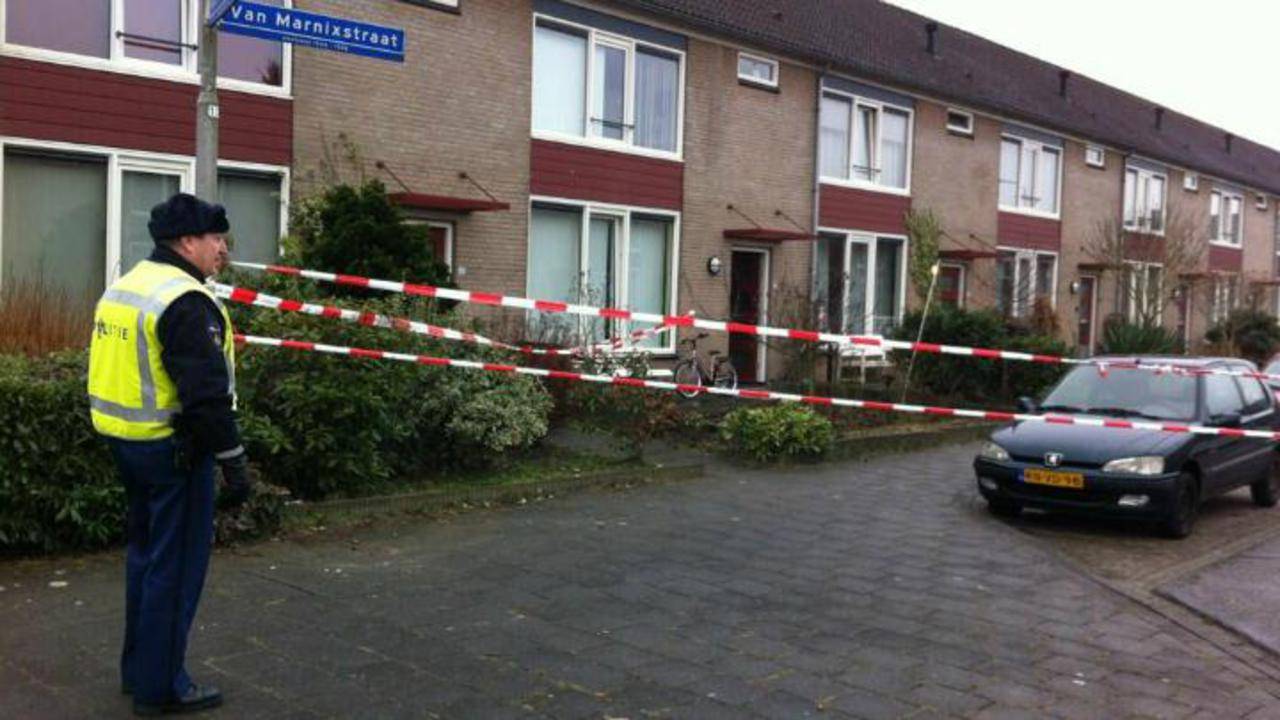 De Van Marnixstraat werd na de moord tijdelijk afgezet (foto: René van Hoof).