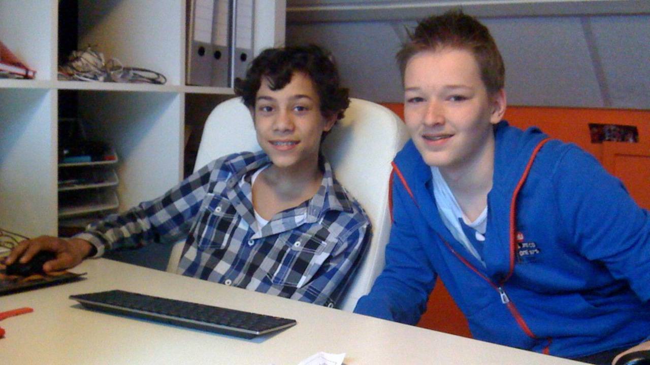 Oprichter van gepest-worden.nl Enrico Tan (links) vindt ook dat pesten strafbaar moet worden