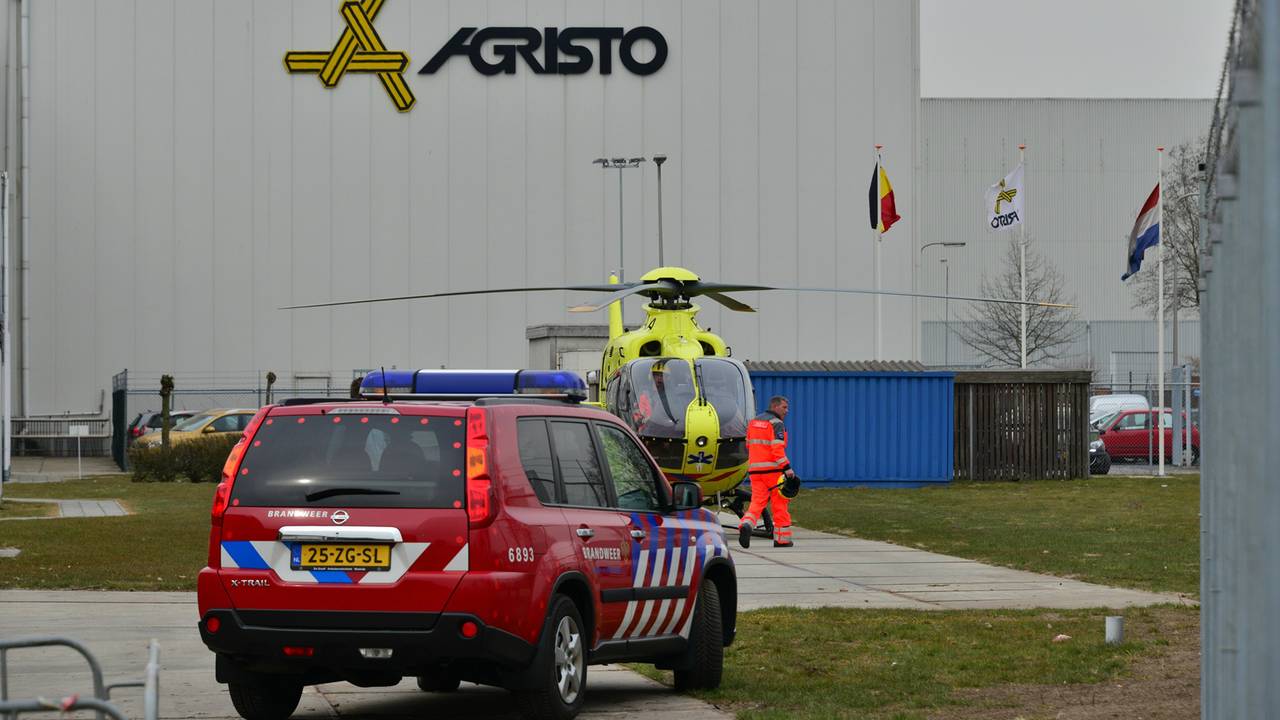 De traumahelikopter bij het bedrijf (Foto: Jules Vorselaars/JV Media)