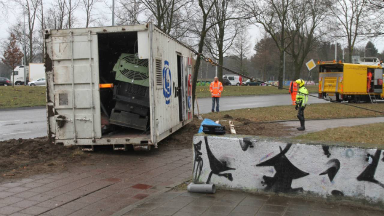 Een kraanwagen is opgeroepen om de container weer op de vrachtwagen te takelen. (Foto: Fons Hendriks