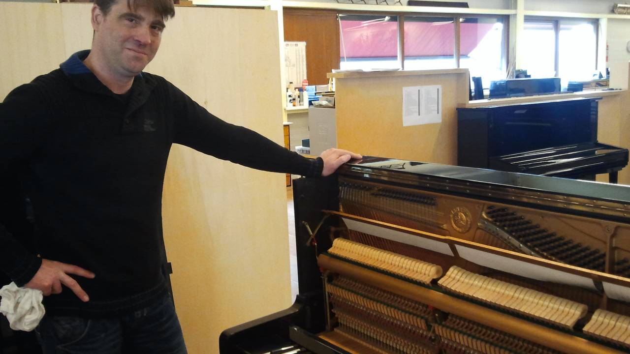 Pianostemmer Iwan Leijtens heeft het druk (Foto: Marijke Verhulst)