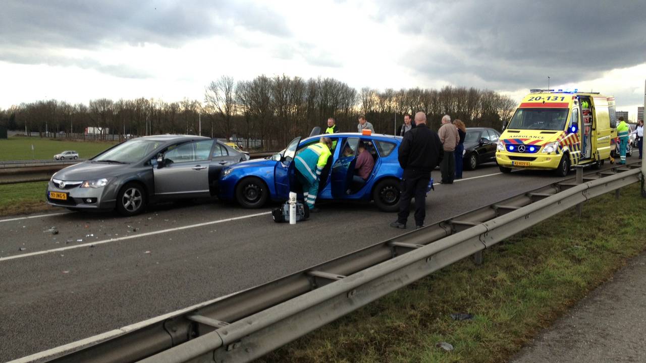 Zeven auto's botsten op elkaar. (Foto: Jeroen Stuve)