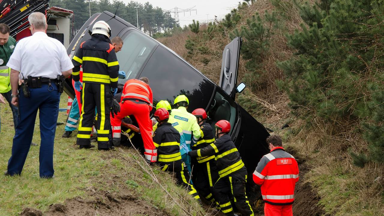 De man is naar het ziekenhuis gebracht. (Foto: Jack Brekelmans)