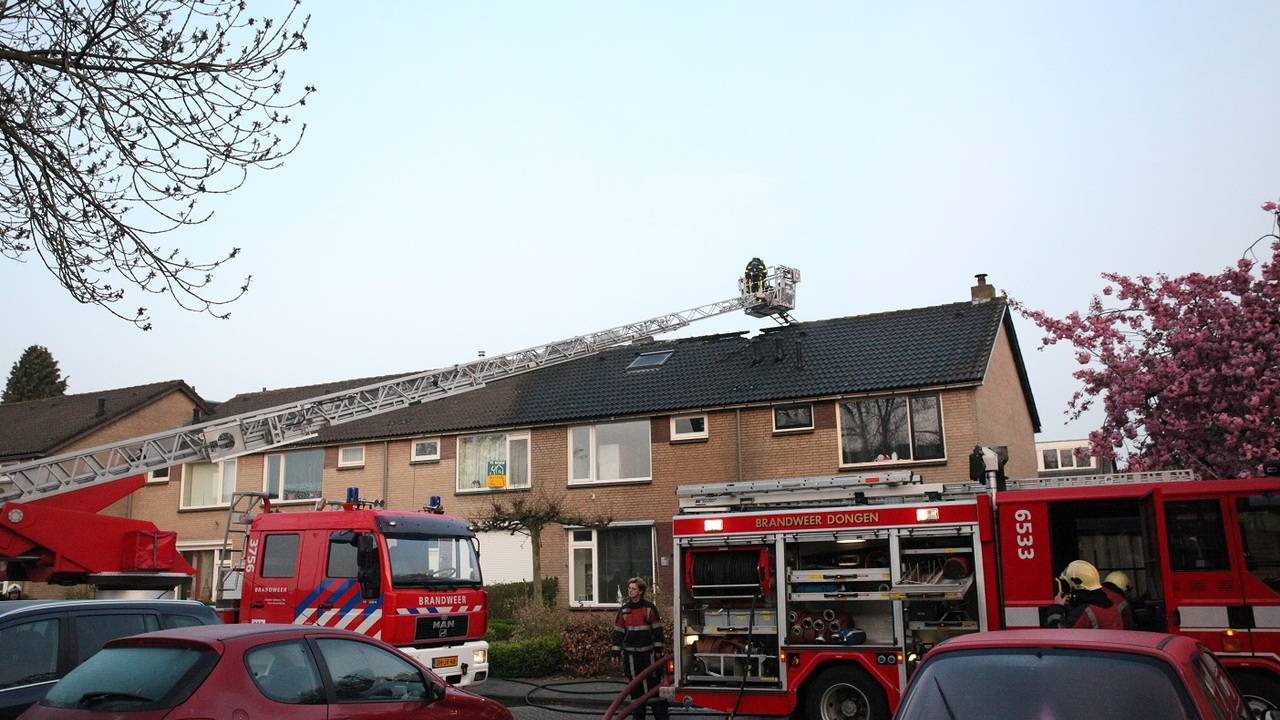 Aan de Leharstraat in Dongen brandde een zolder van een huis uit. (Foto: Persburo Stuve Fotografie)